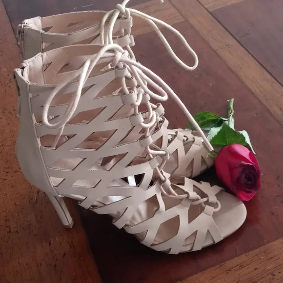 Charlotte Russe size 7 and half cream in color like new - Picture 2 of 4